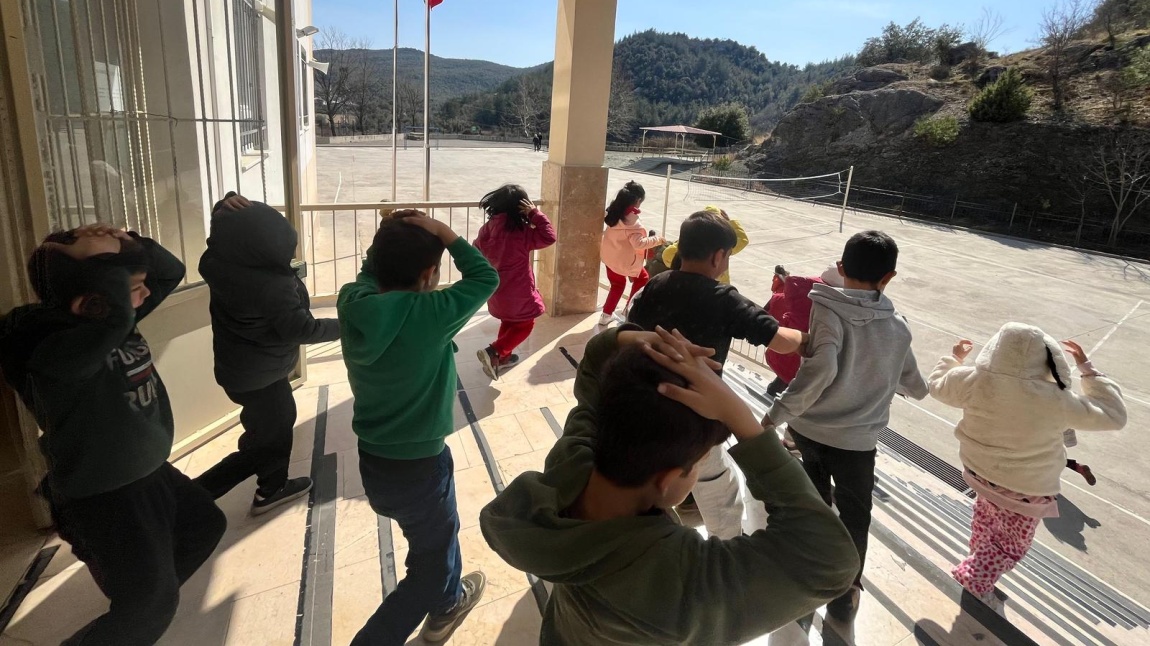 OKULUMUZDA DEPREM ANI ve TAHLİYE TATBİKATI YAPILDI.